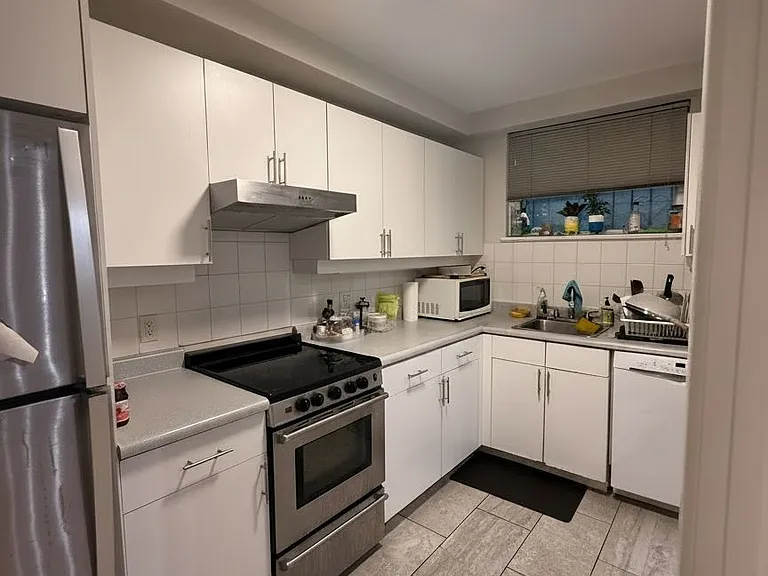 185 Silver Birch Ave #LOWER — Photo 6