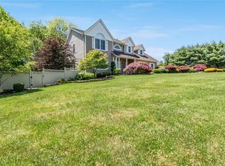 4 Topaz Ct, Montebello, NY 10901