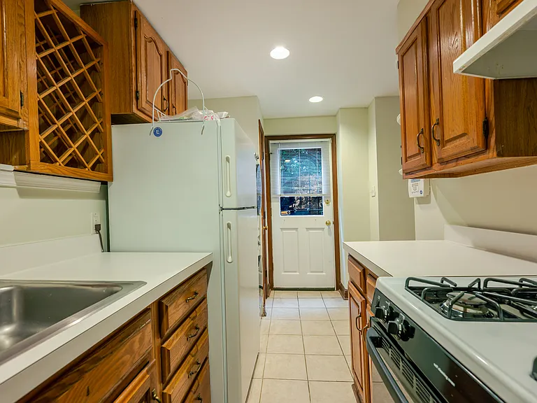 300 F St NE #BASEMENT — Photo 3