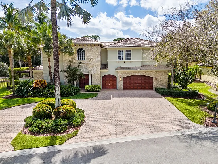 8948 Pinebrook Ct — Photo 1
