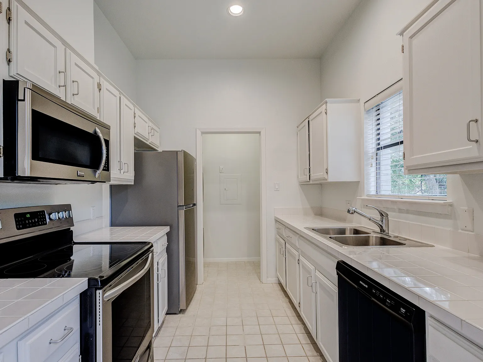 1 bed, 775 sqft, $1,795 — Photo 3