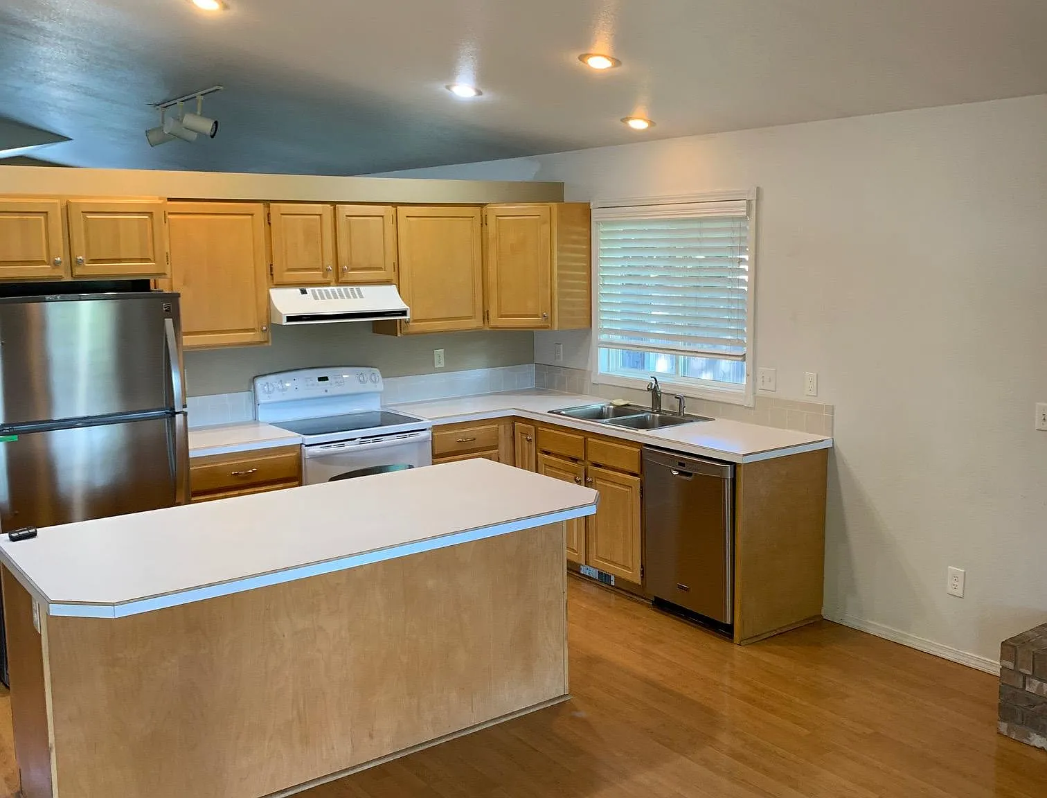 3 bed, 1455 sqft, $2,300 — Photo 4