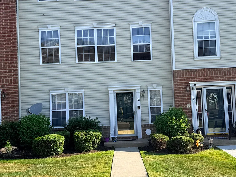 110 Woodlake Dr — Photo 1