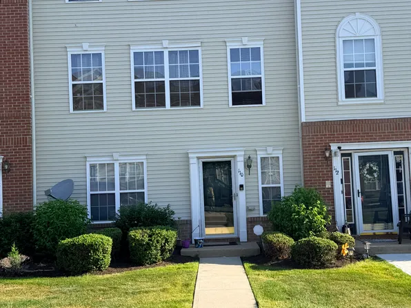 110 Woodlake Dr, Parlin, NJ 08859