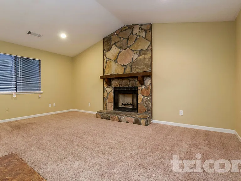 528 Fire Fly Dr — Photo 3