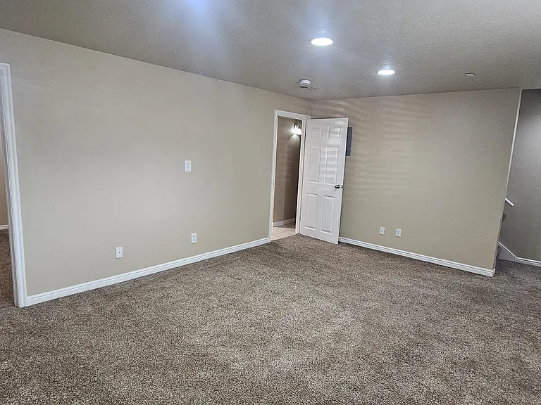 2318 E Claybourne Ave — Photo 31