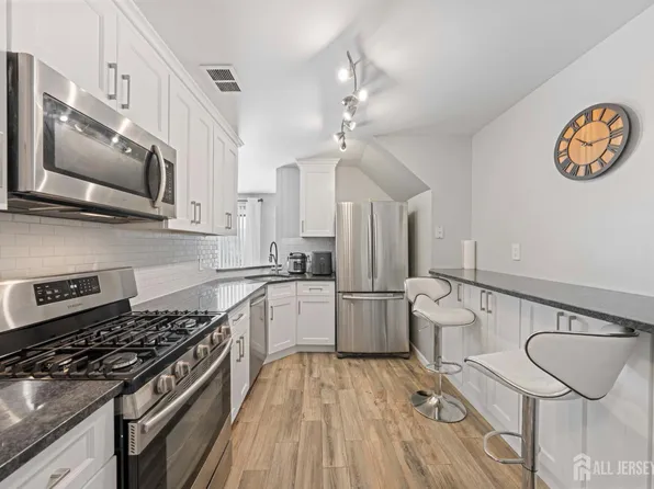 2706 Lighthouse Ln, Parlin, NJ 08859