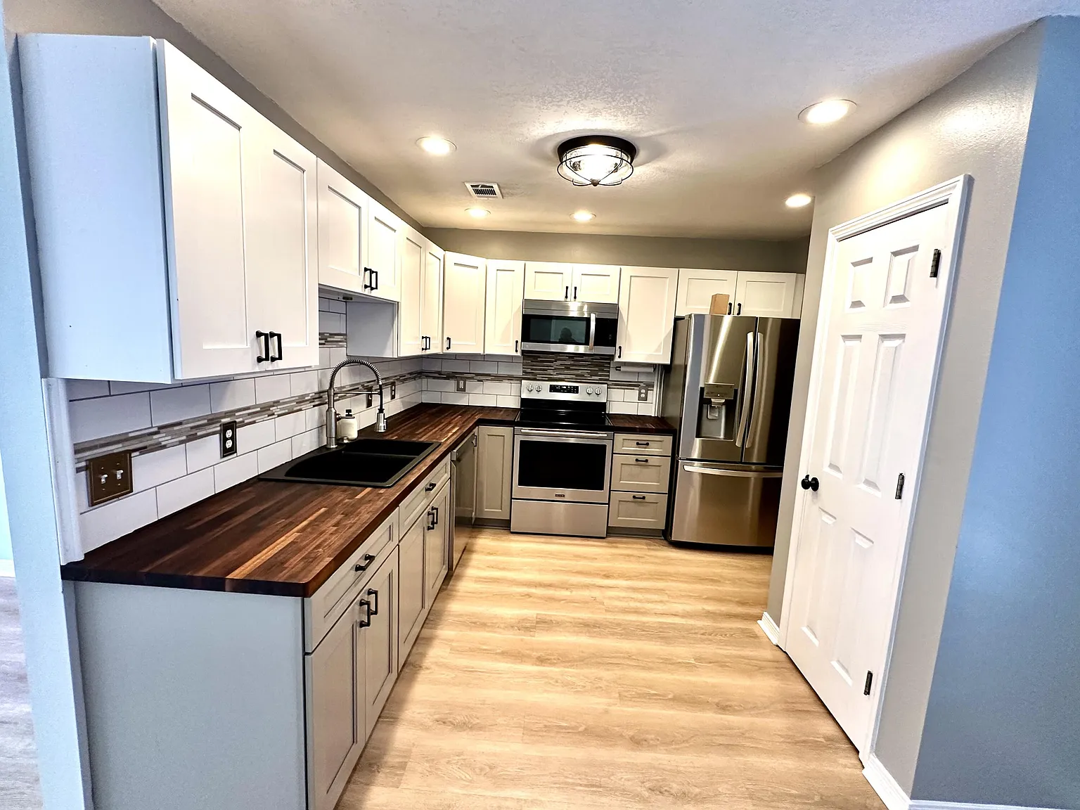 3 bed, 2.0 bath, 1326 sqft, $2,195 — Photo 2
