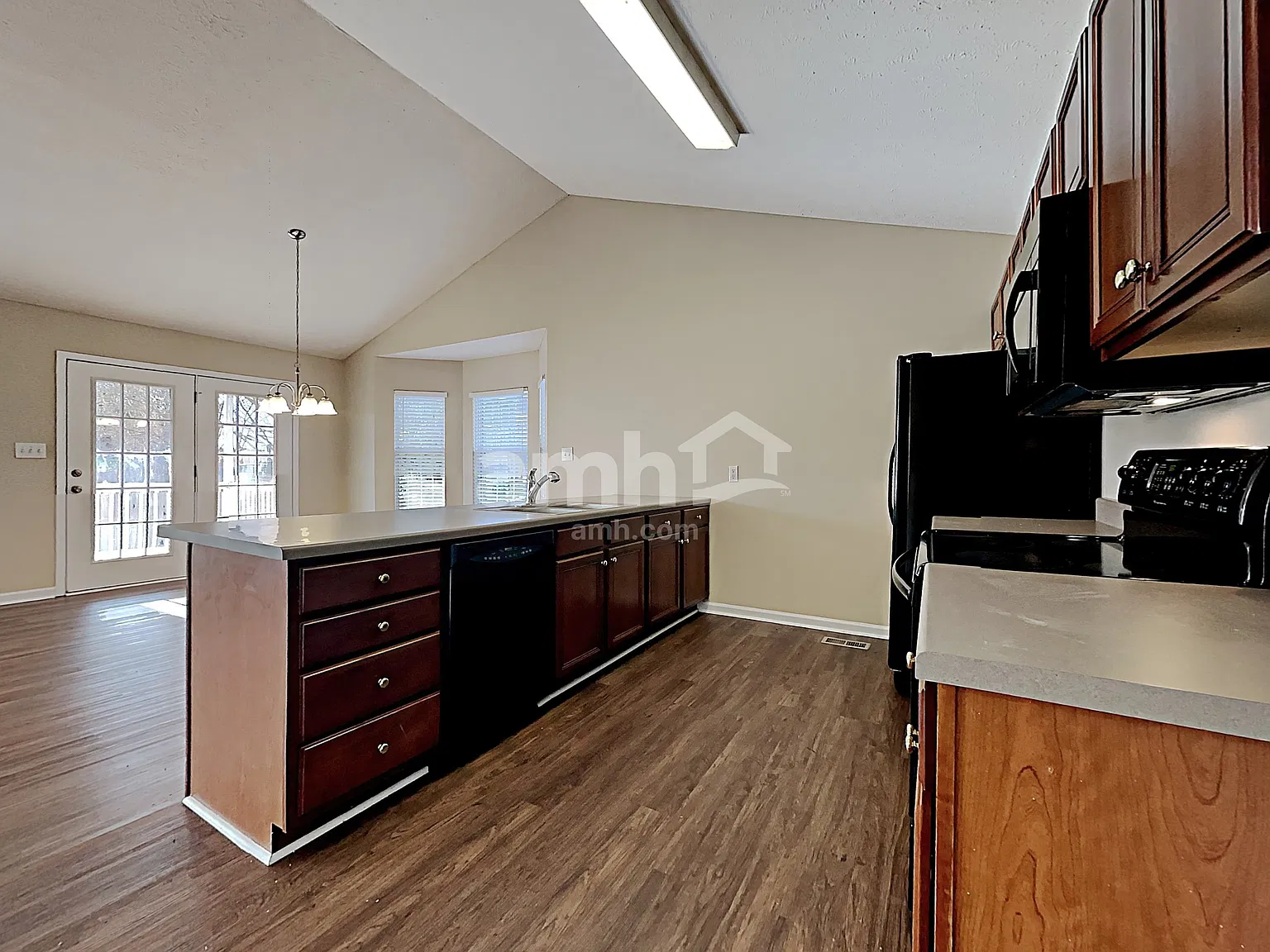 3 bed, 2.0 bath, 1547 sqft, $2,305 — Photo 3