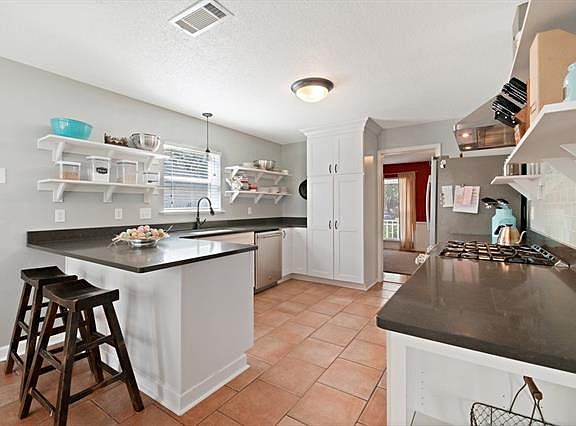 3rd image of 204 E Queensbury Dr