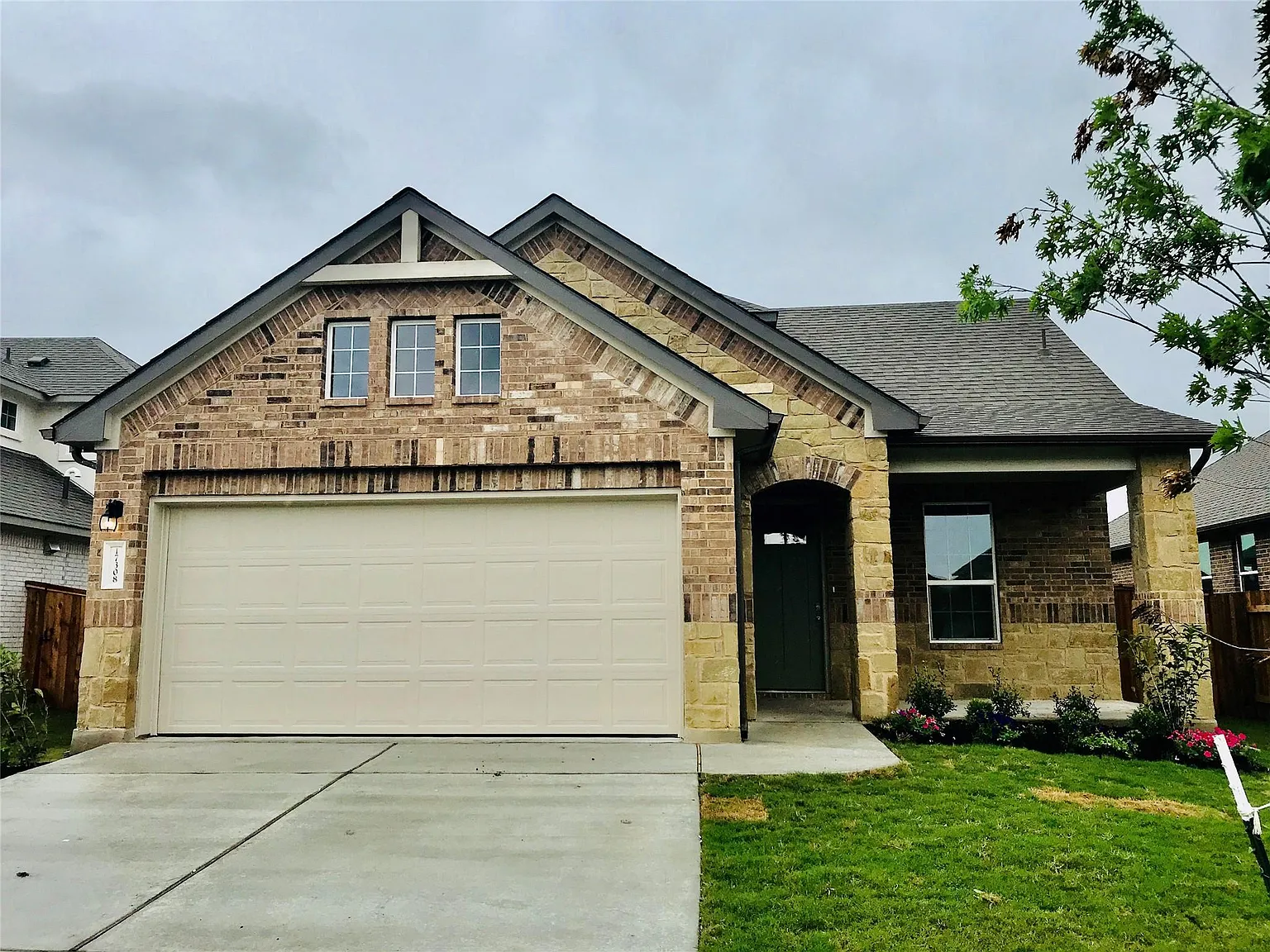 4 bed, 3.0 bath, 2384 sqft, $2,350 — Photo 1
