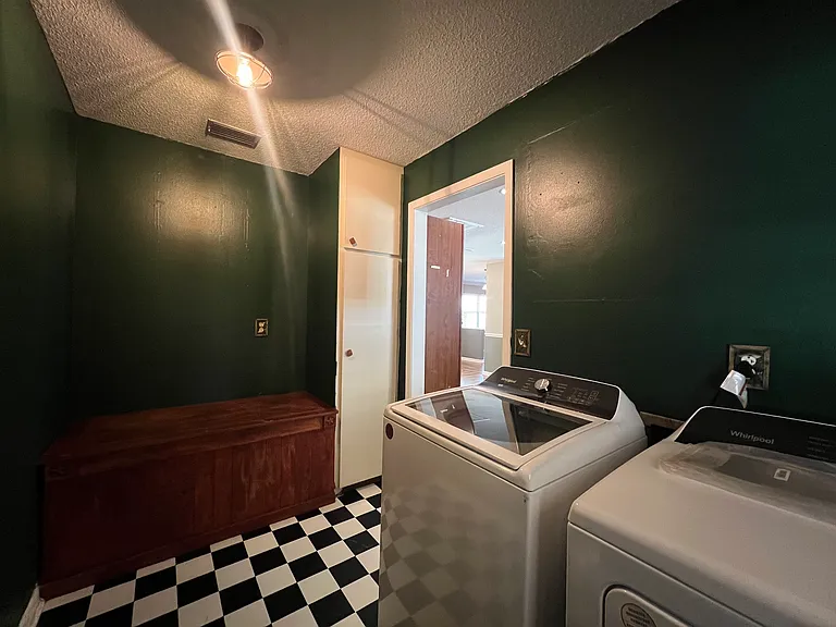 630 Queens Cir — Photo 12