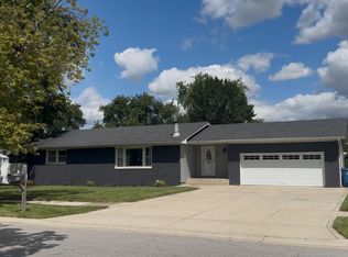 416 Las Olas Dr, Crown Point, IN 46307