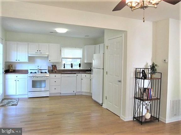 3rd image of 1021 Sharon Dr