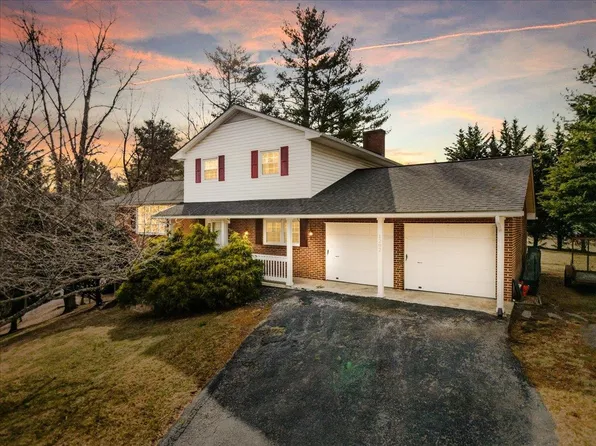 1202 Milton Ln, Radford, VA 24141