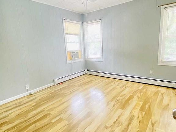 5th image of 134 Dewitt Ave