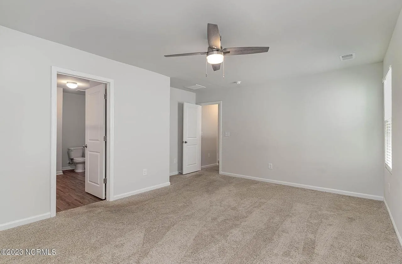4 bed, 2.5 bath, 2433 sqft, $2,400 — Photo 4