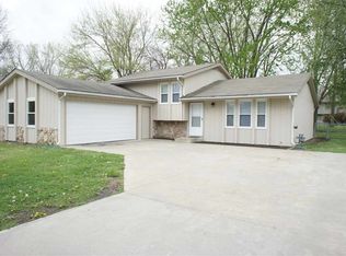 2901 SW Tutbury Town Rd, Topeka, KS 66614
