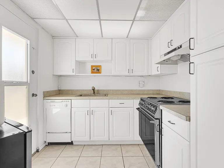 2555 NE 11th St #804 — Photo 7
