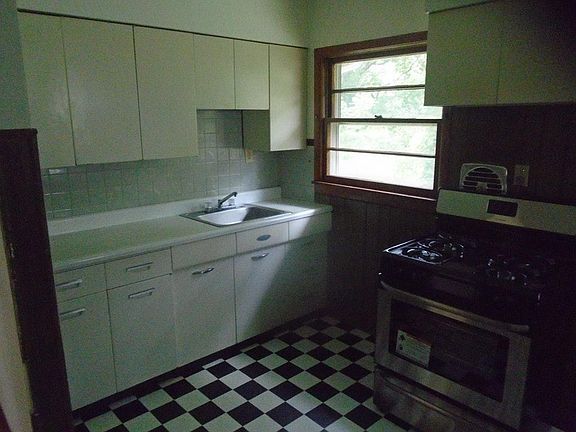 3rd image of 8808 Blewett Ave