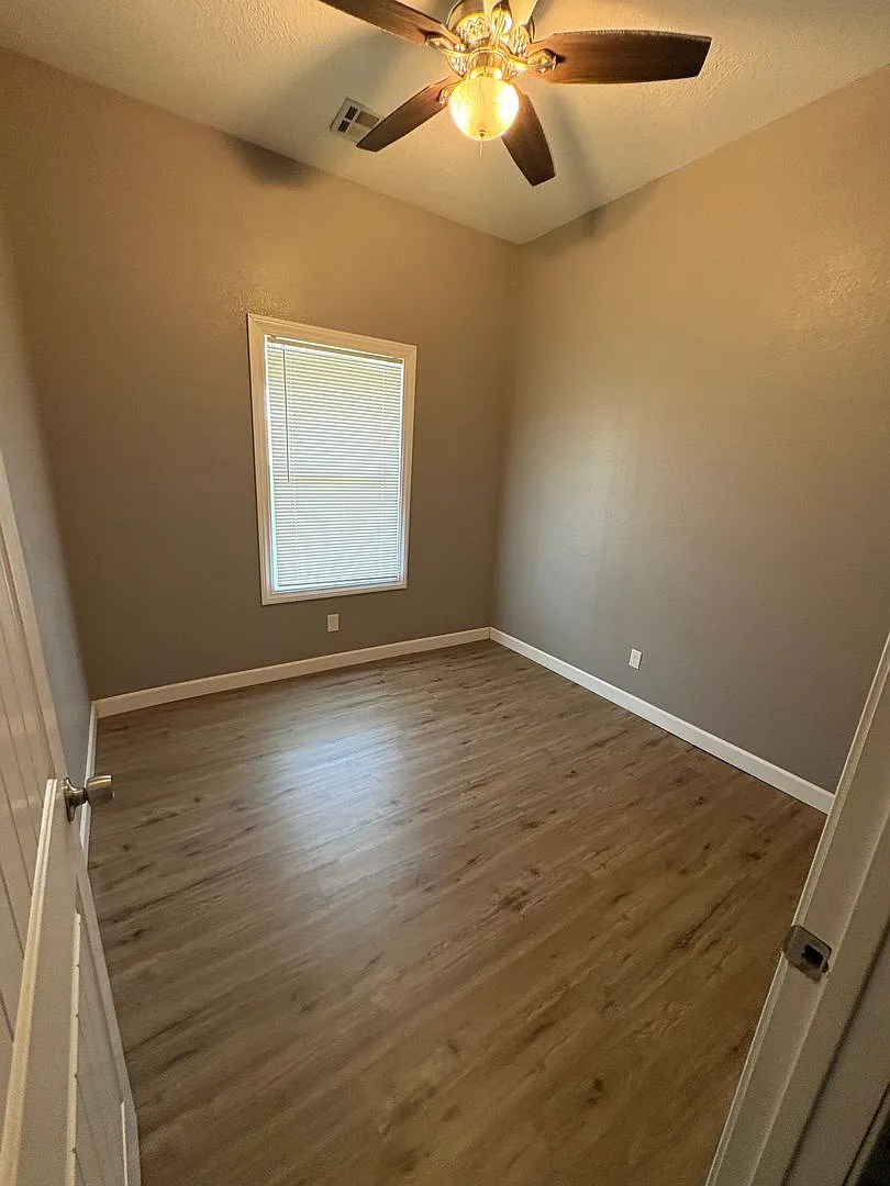 Clean 2 bedroom 1 bath With Tall Ceilings — Photo 4