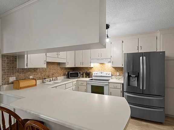 5th image of 286 Blossom Dr