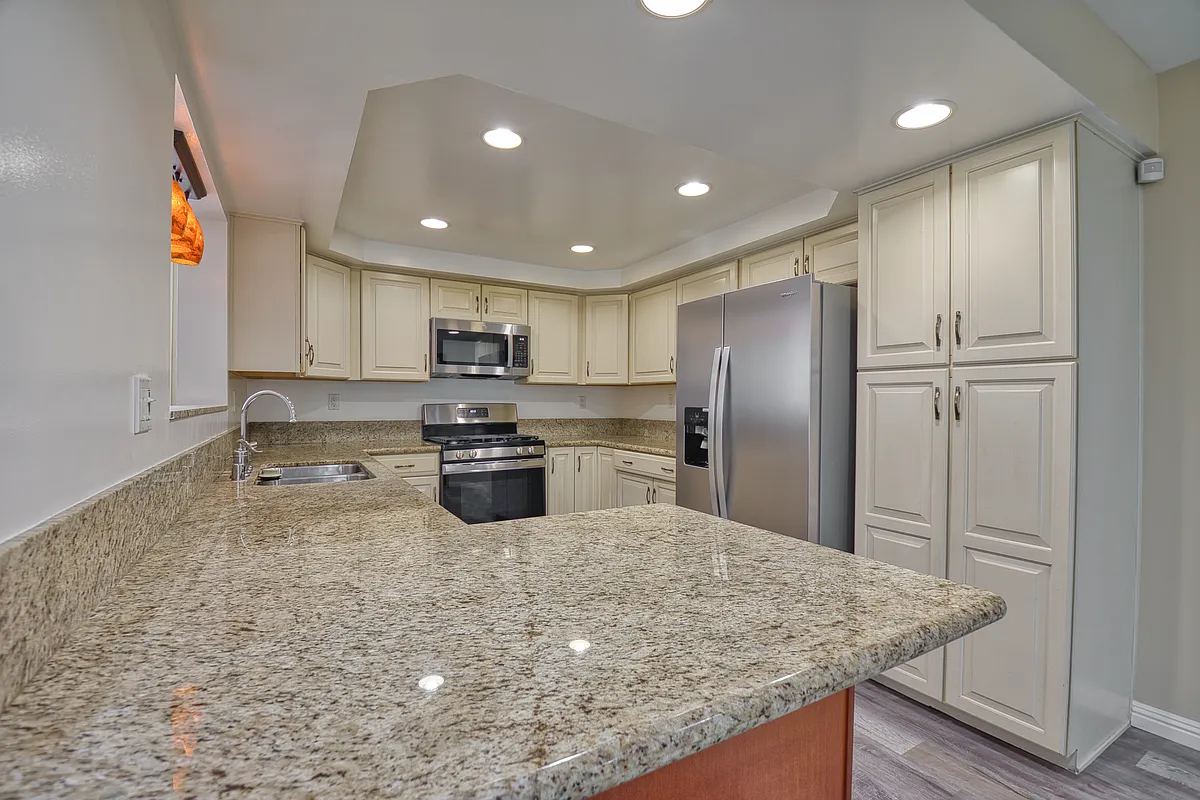 Building Photo - 604 E 220th St #3