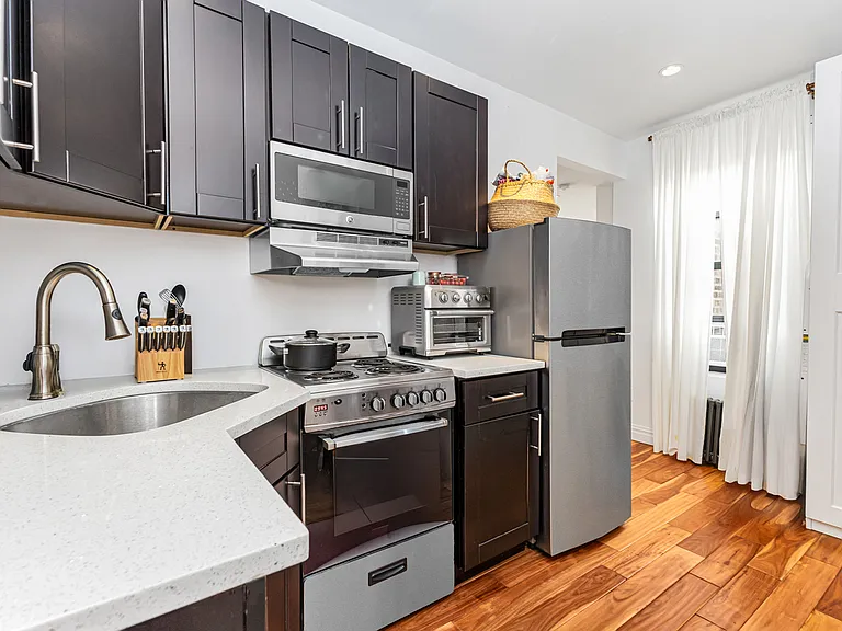 102 Christopher St #4E — Photo 3