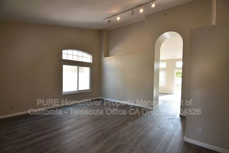 3 bed, 2.0 bath, 1664 sqft, $3,195 — Photo 3