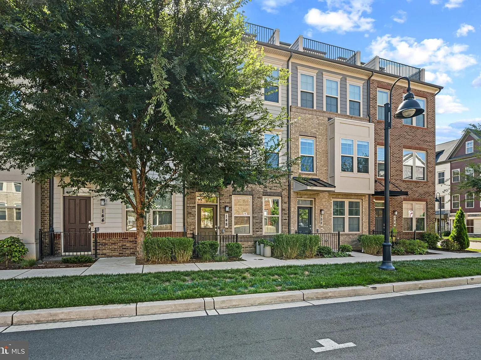 3 bed, 5.0 bath, 1600 sqft, $3,775 — Photo 2
