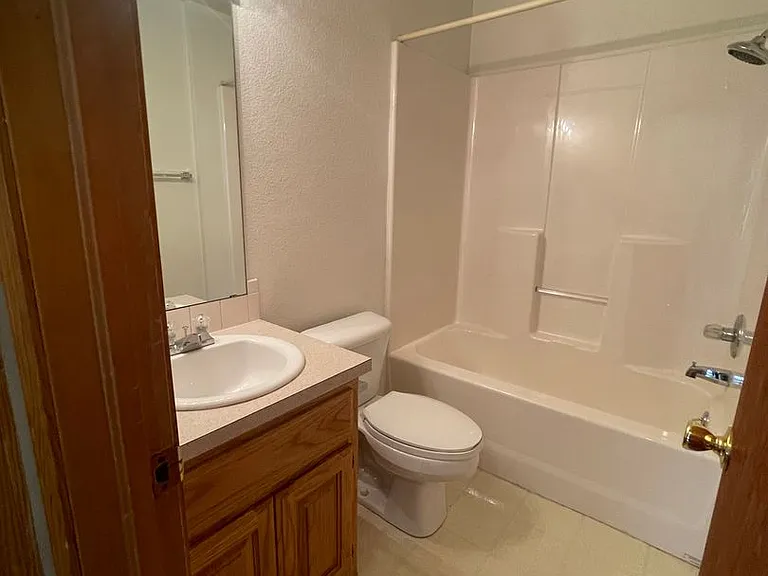 917 E Delaware Ave — Photo 10