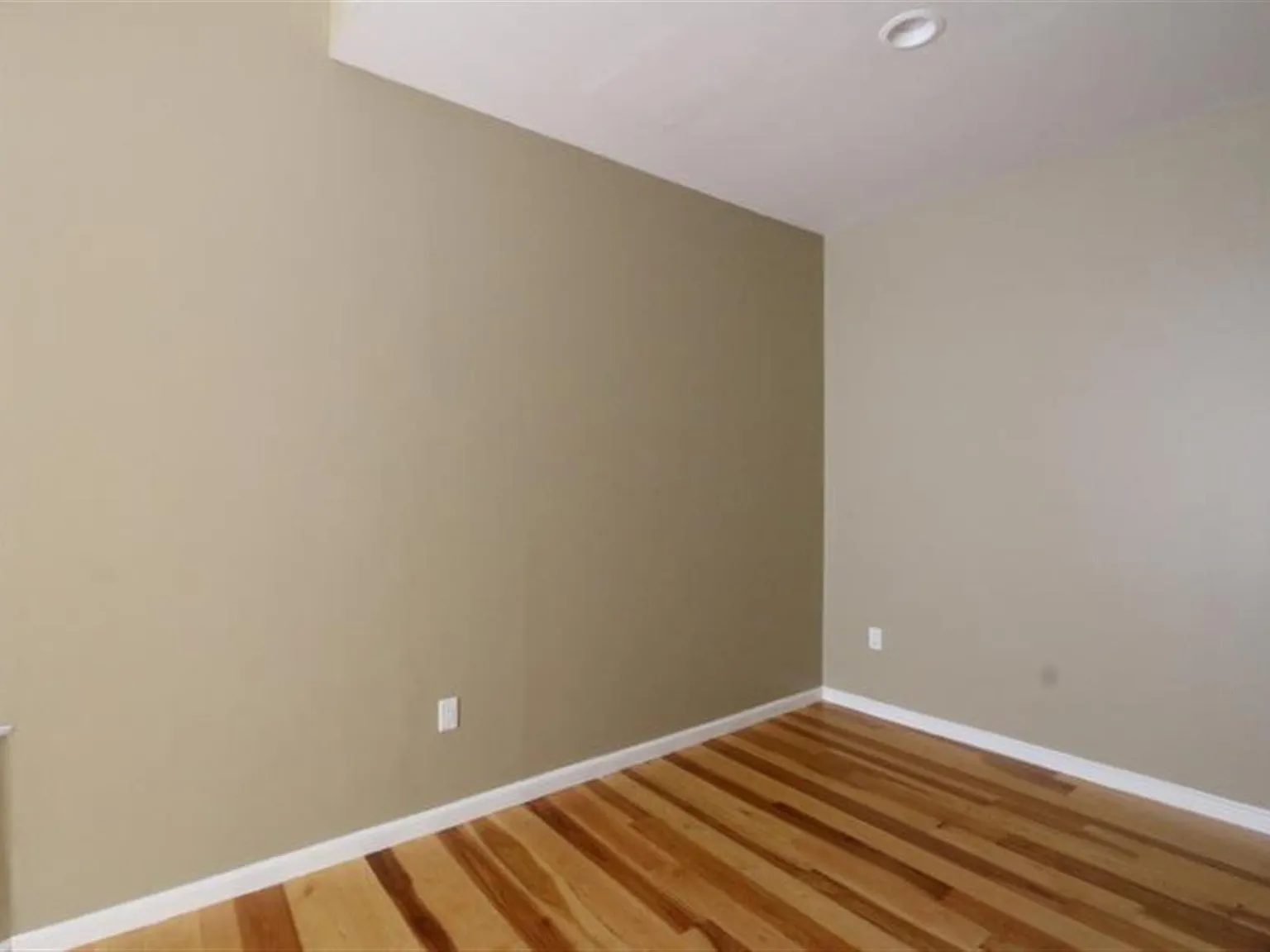 2 bed, 9999 sqft, $3,800 — Photo 2