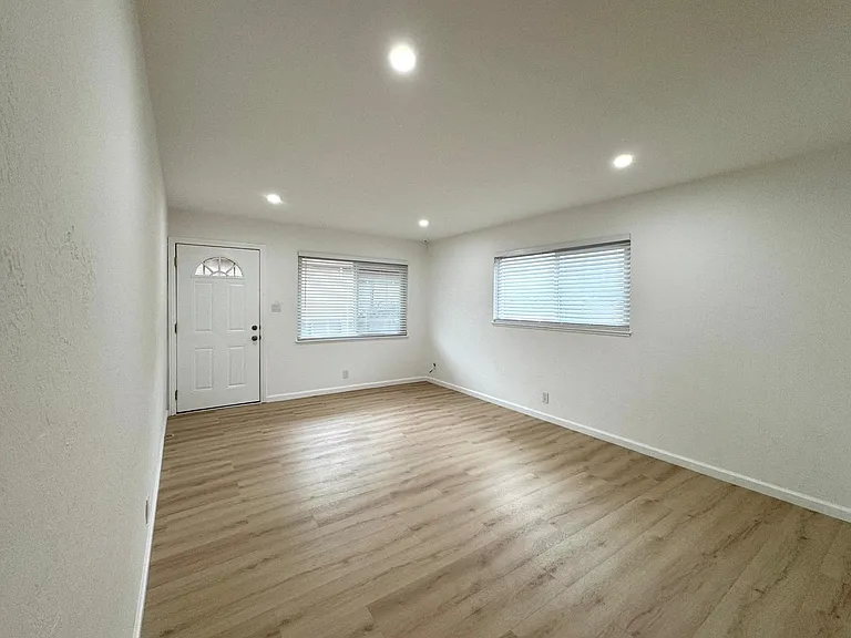 994 Karol Way #C — Photo 6