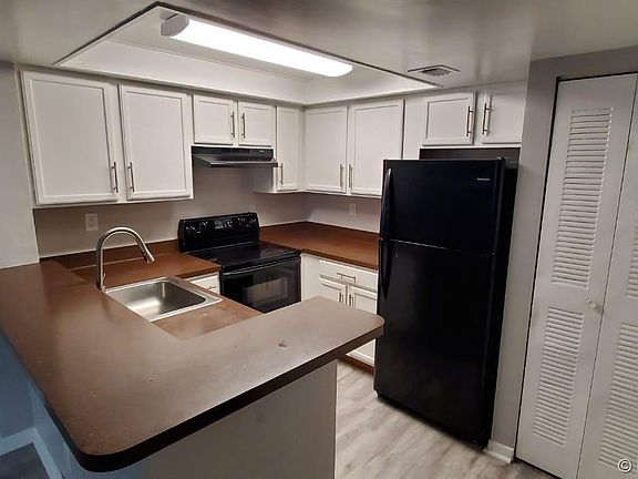 3rd image of 752 Executive Center Dr APT 13
