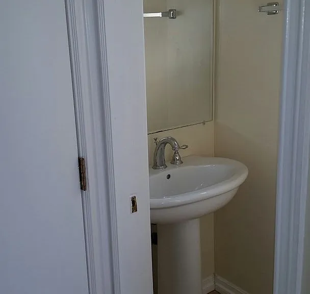 615 N Isabel St — Photo 5
