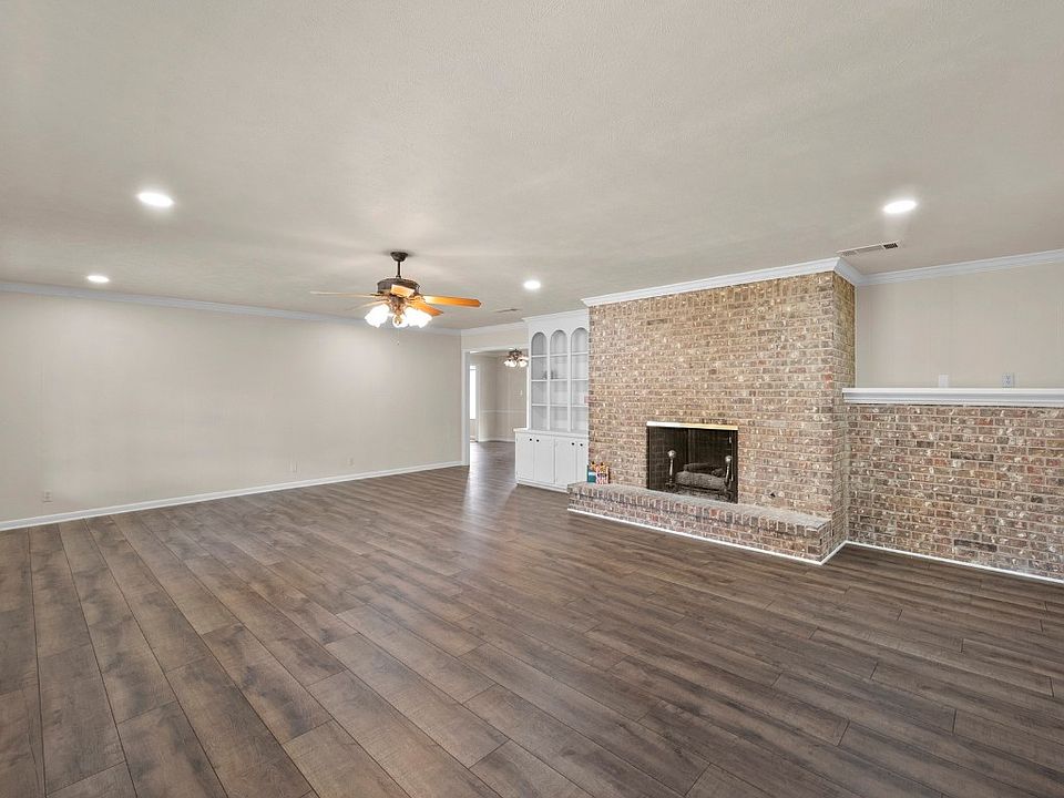 1st image of 2816 Hillcrest Dr