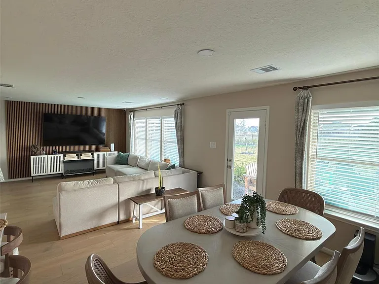 4915 Abbey Manor Ln — Photo 3