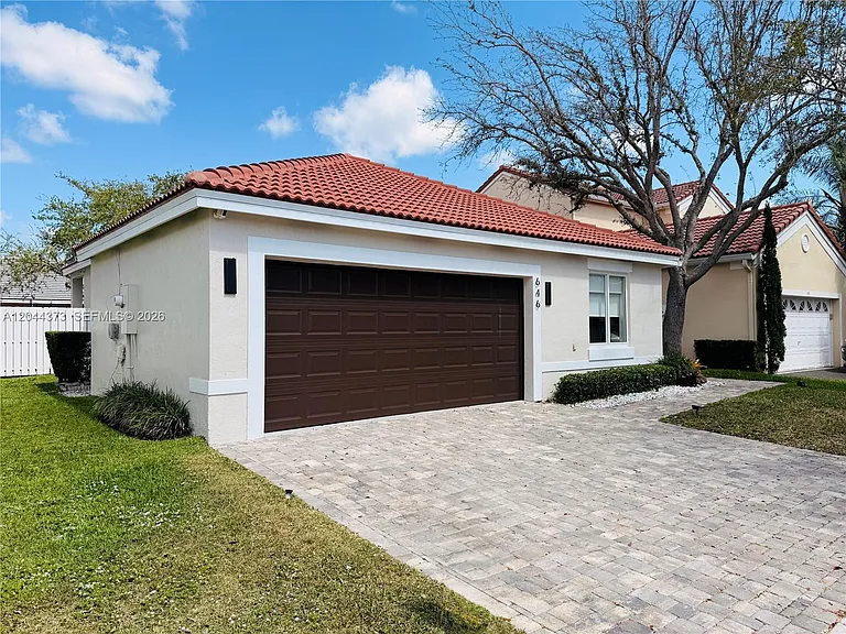 646 Stanton Dr — Photo 2