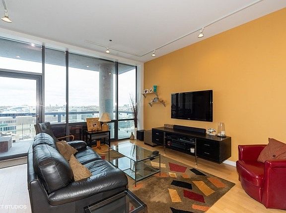 5th image of 860 W Blackhawk St #604