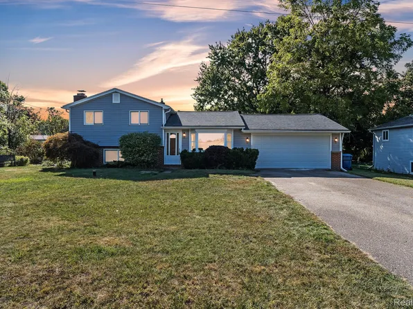 343 Teggerdine Trl, White Lake, MI 48386