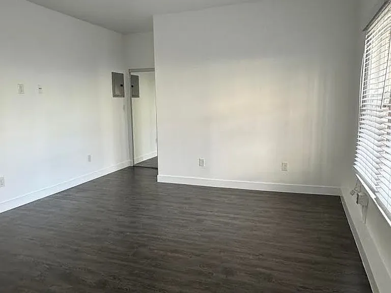 318 S Commonwealth Ave — Photo 3
