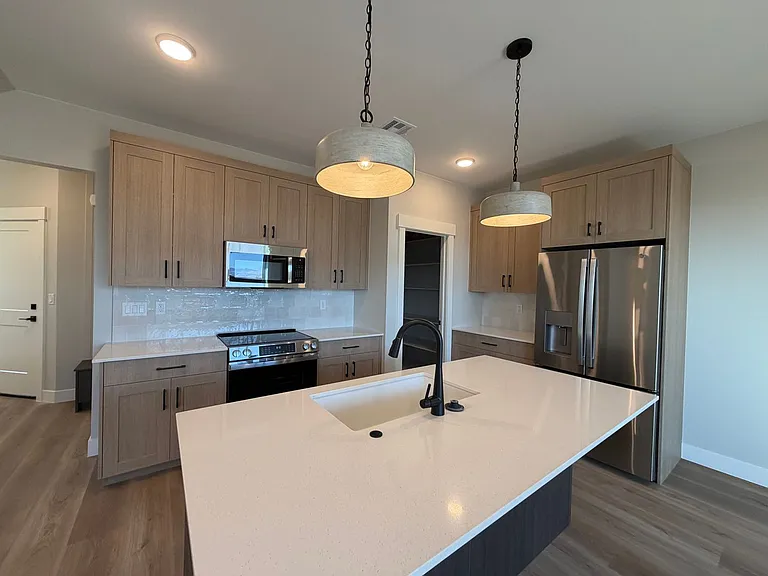 608 E Hemsworth Ln — Photo 1