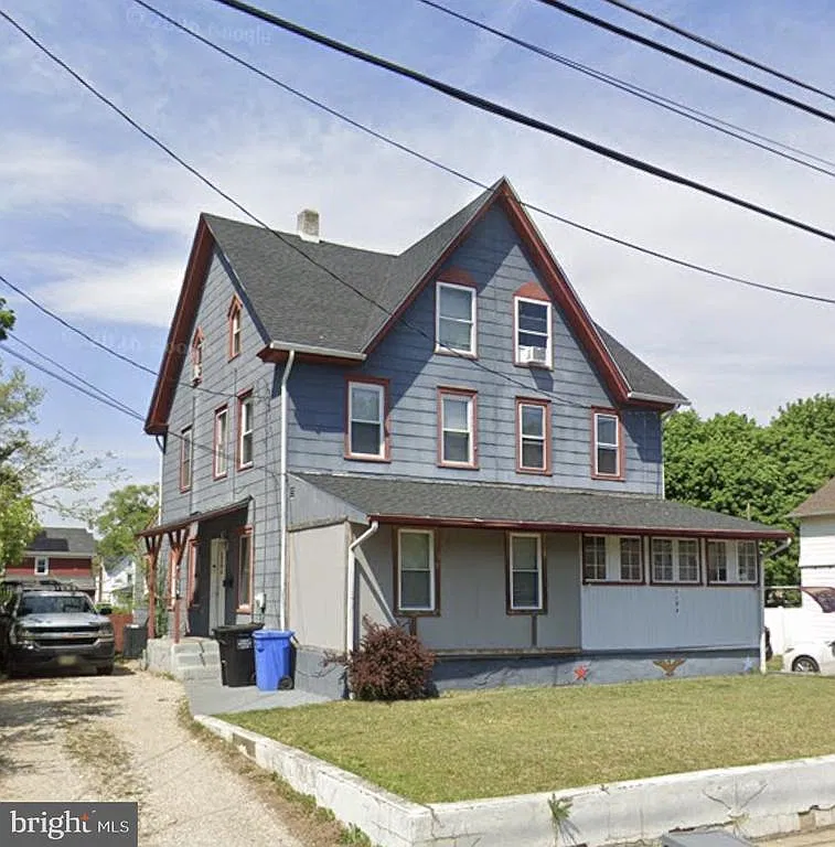 4 bed, 1.0 bath, 2616 sqft, $2,800 — Photo 1