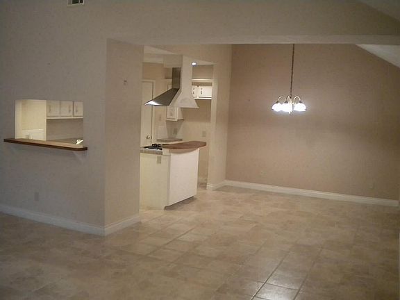 2nd image of 903 Chateau Pl