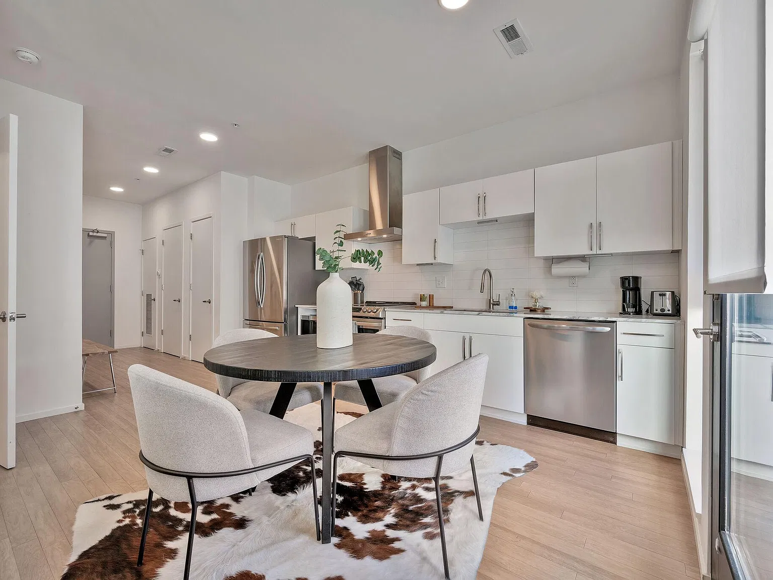 806 Olympic St — Photo 4