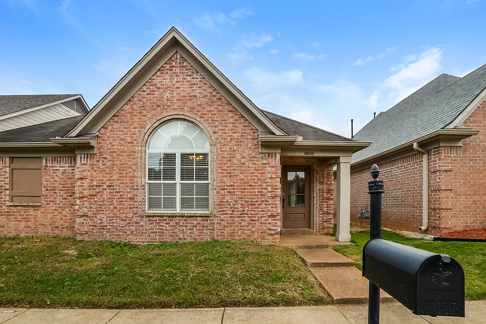 3 bed, 2.0 bath, 1380 sqft, $1,720 — Photo 1