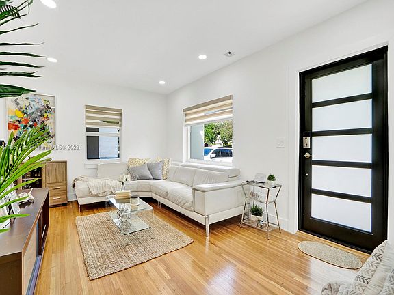 4th image of 820 Oriole Ave