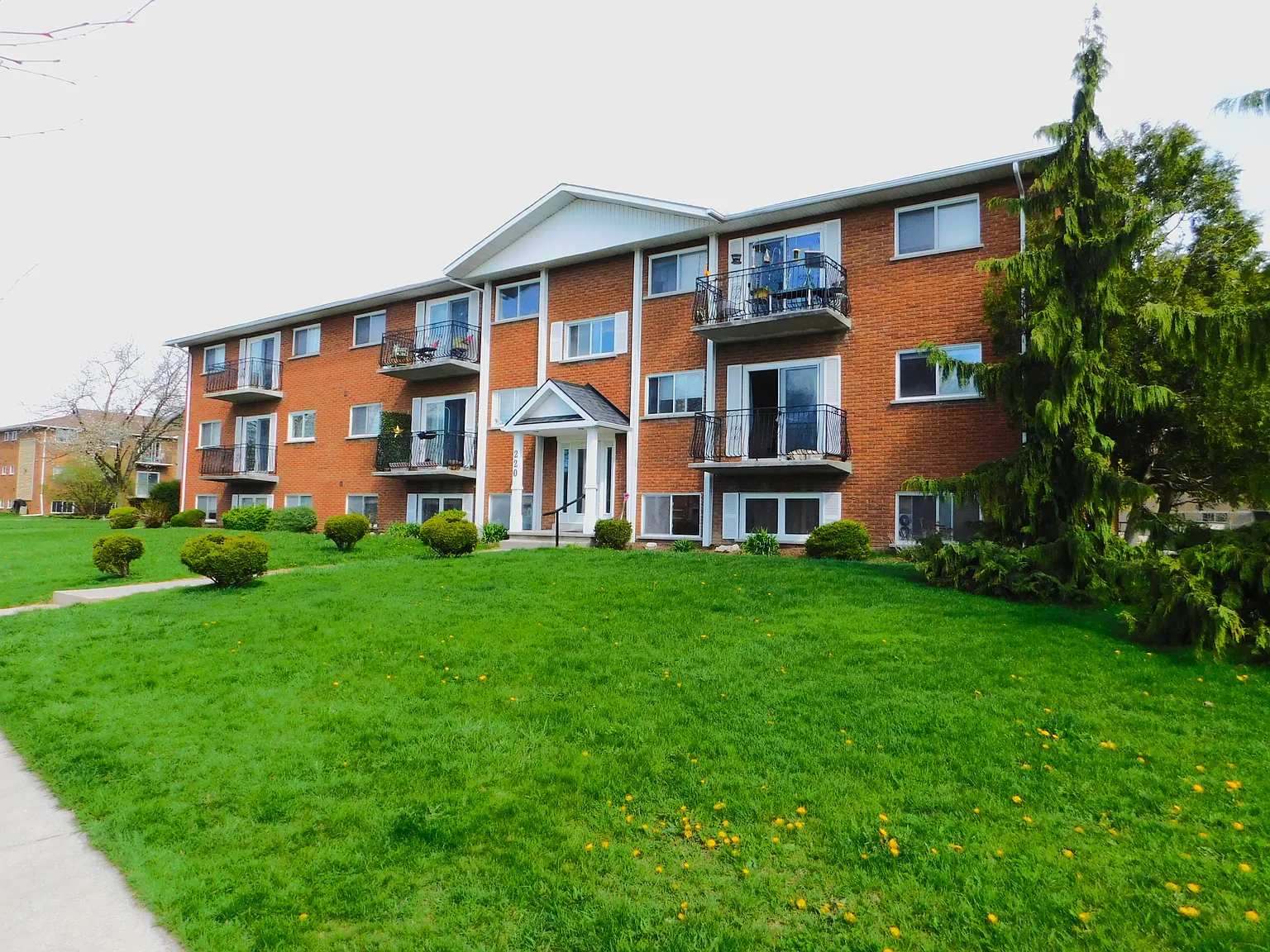 220 Kemp Crescent — Photo 3