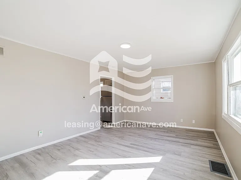 1346354_003_wm_-_living_room_13583913.jpg