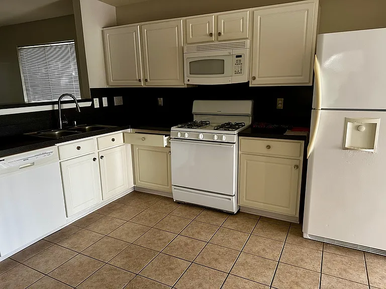 1585 Nichole Woods Dr — Photo 6